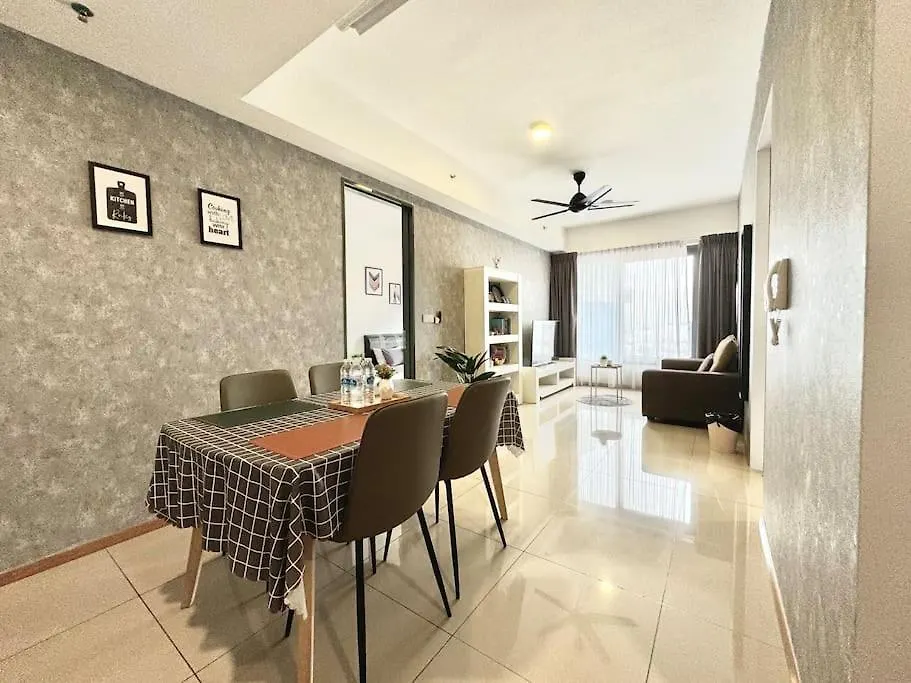 דירה Tropicana 218 Macalister #Homely #Georgetown #Infinity Pool #Near Island Hospital #6Pax #2Br 2Bath #2Queen 2Single #Quality Well Maintained #Private Host מלזיה