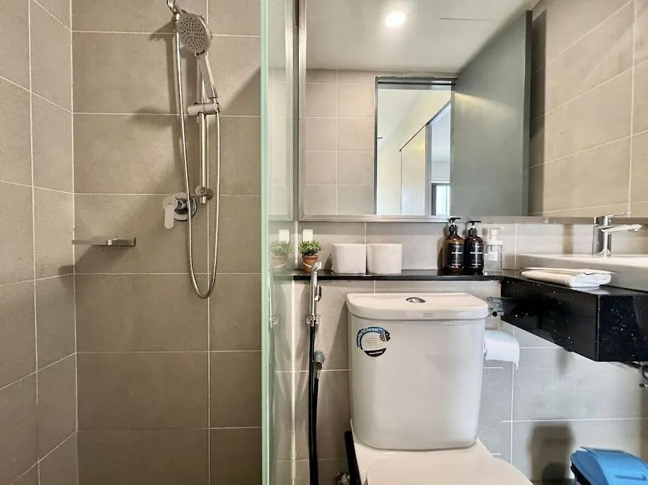 Tropicana 218 Macalister #Homely #Georgetown #Infinity Pool #Near Island Hospital #6Pax #2Br 2Bath #2Queen 2Single #Quality Well Maintained #Private Host 0*, ג'ורג' טאון מלזיה