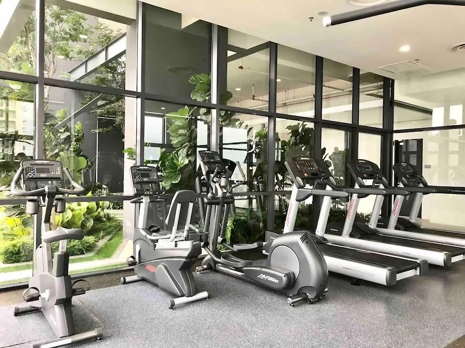 Tropicana 218 Macalister #Homely #Georgetown #Infinity Pool #Near Island Hospital #6Pax #2Br 2Bath #2Queen 2Single #Quality Well Maintained #Private Host 0*, ג'ורג' טאון מלזיה