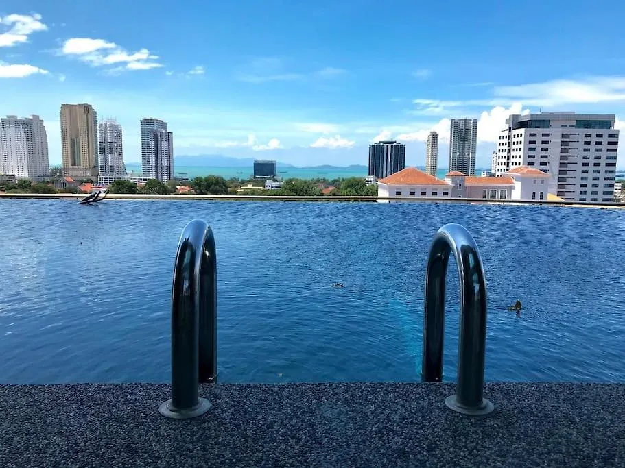 דירה Tropicana 218 Macalister #Homely #Georgetown #Infinity Pool #Near Island Hospital #6Pax #2Br 2Bath #2Queen 2Single #Quality Well Maintained #Private Host מלזיה