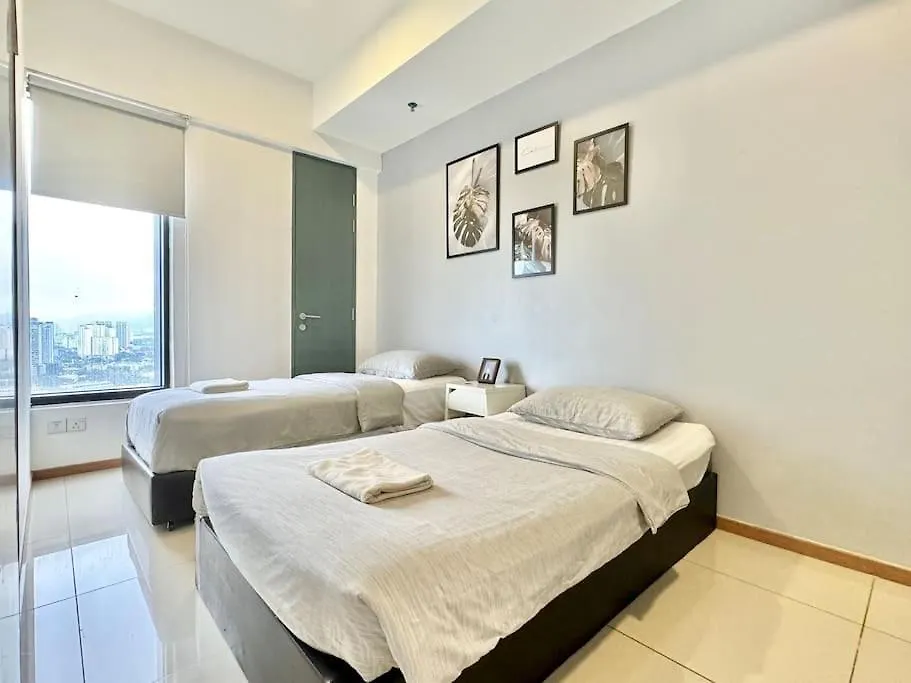 Tropicana 218 Macalister #Homely #Georgetown #Infinity Pool #Near Island Hospital #6Pax #2Br 2Bath #2Queen 2Single #Quality Well Maintained #Private Host דירה