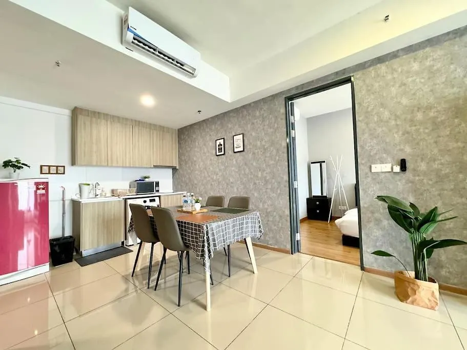 Tropicana 218 Macalister #Homely #Georgetown #Infinity Pool #Near Island Hospital #6Pax #2Br 2Bath #2Queen 2Single #Quality Well Maintained #Private Host 0*, ג'ורג' טאון מלזיה