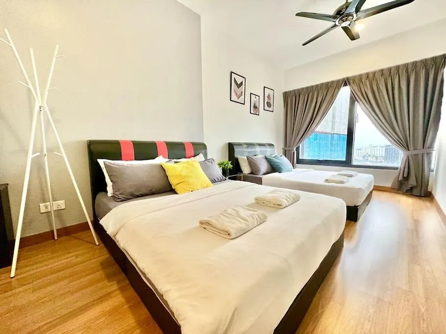 Tropicana 218 Macalister #Homely #Georgetown #Infinity Pool #Near Island Hospital #6Pax #2Br 2Bath #2Queen 2Single #Quality Well Maintained #Private Host 0*, ג'ורג' טאון מלזיה