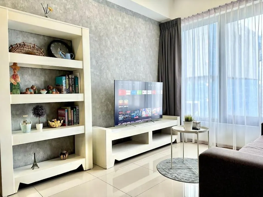 Tropicana 218 Macalister #Homely #Georgetown #Infinity Pool #Near Island Hospital #6Pax #2Br 2Bath #2Queen 2Single #Quality Well Maintained #Private Host דירה ג'ורג' טאון