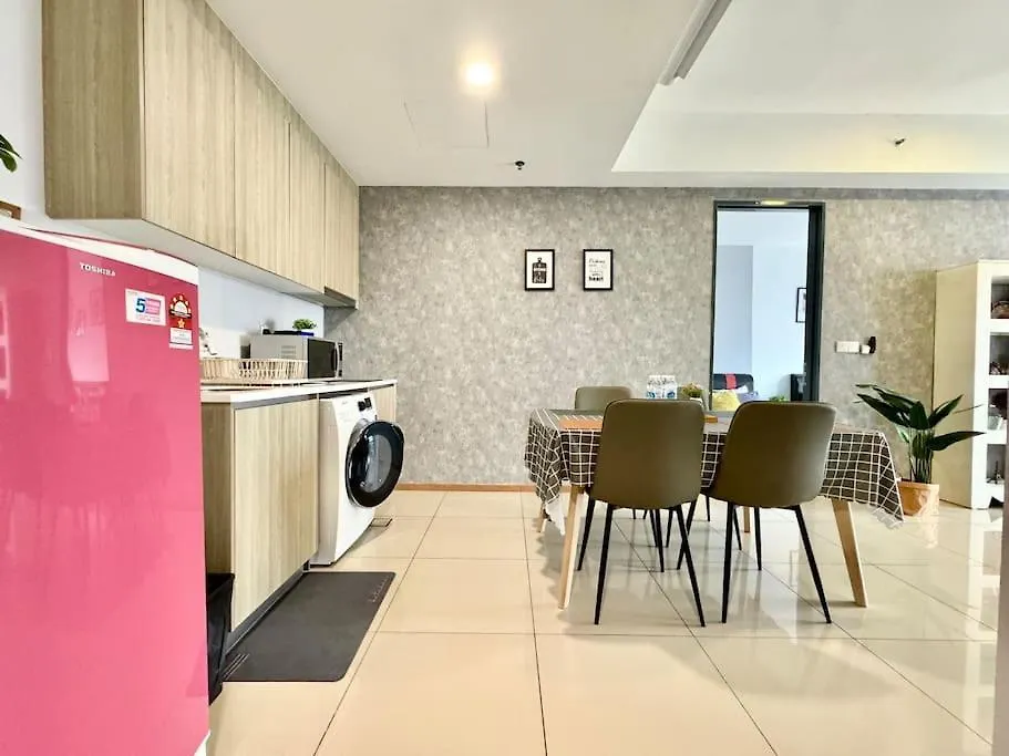 דירה Tropicana 218 Macalister #Homely #Georgetown #Infinity Pool #Near Island Hospital #6Pax #2Br 2Bath #2Queen 2Single #Quality Well Maintained #Private Host מלזיה