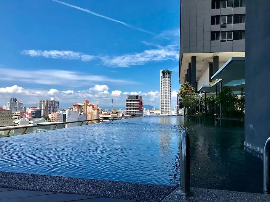 Tropicana 218 Macalister #Homely #Georgetown #Infinity Pool #Near Island Hospital #6Pax #2Br 2Bath #2Queen 2Single #Quality Well Maintained #Private Host ג'ורג' טאון