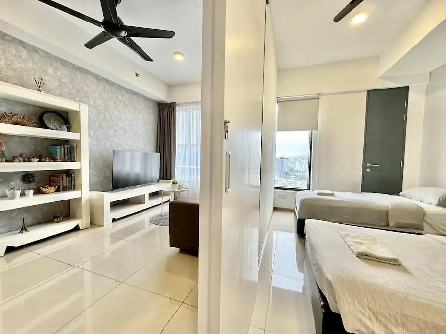 Tropicana 218 Macalister #Homely #Georgetown #Infinity Pool #Near Island Hospital #6Pax #2Br 2Bath #2Queen 2Single #Quality Well Maintained #Private Host דירה ג'ורג' טאון