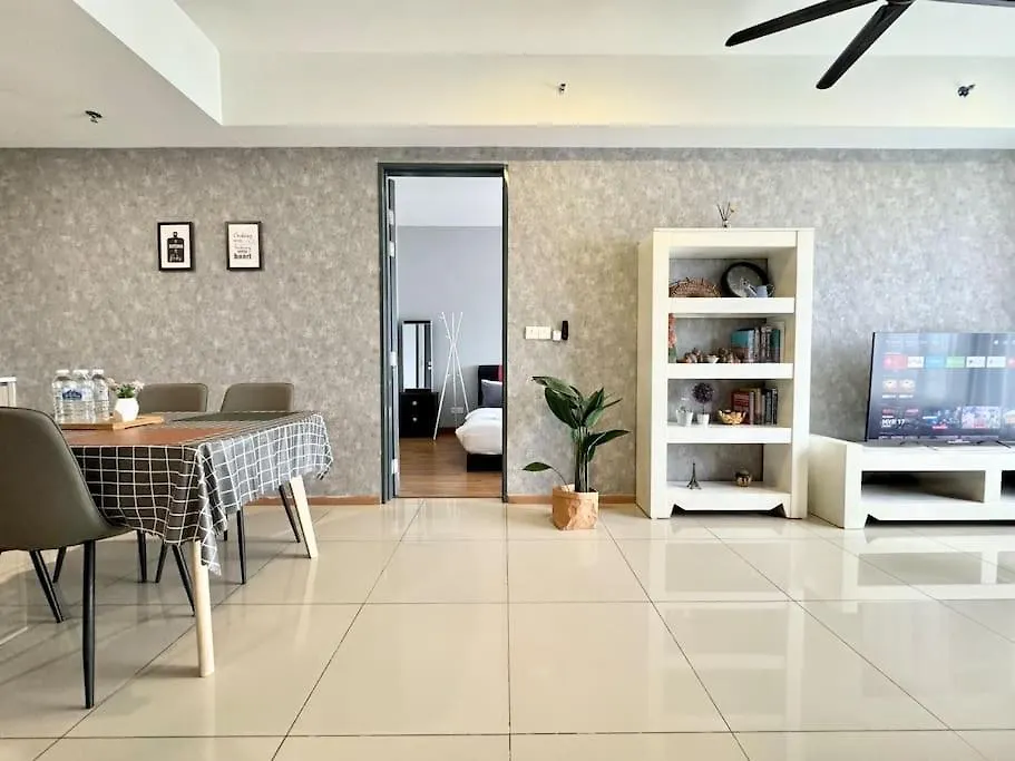 דירה Tropicana 218 Macalister #Homely #Georgetown #Infinity Pool #Near Island Hospital #6Pax #2Br 2Bath #2Queen 2Single #Quality Well Maintained #Private Host