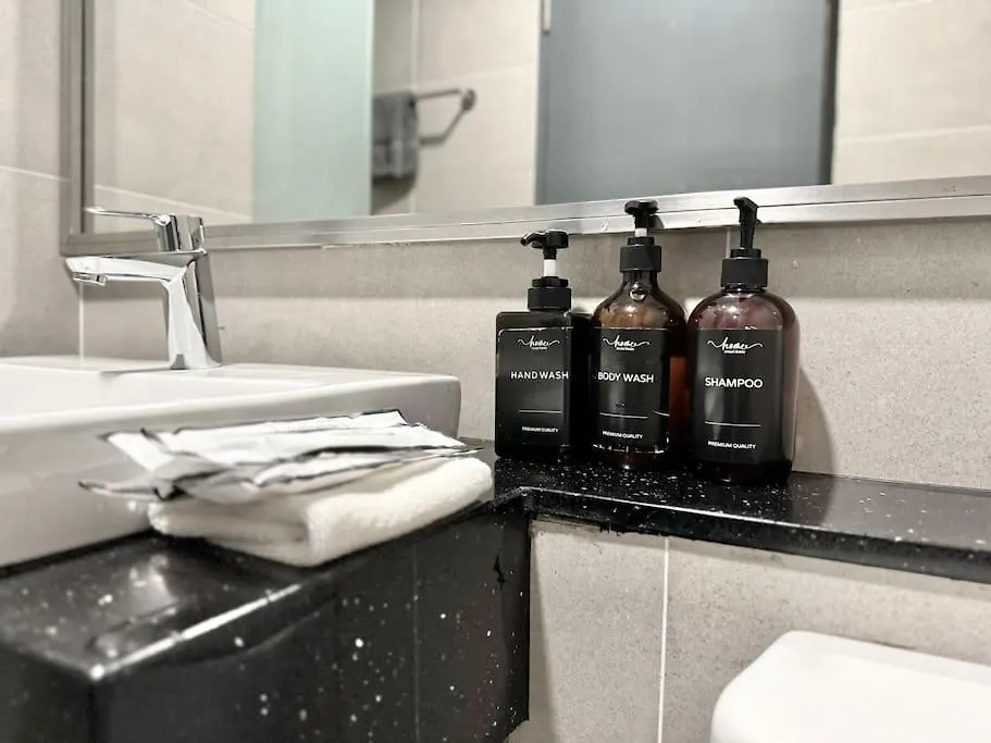 Tropicana 218 Macalister #Homely #Georgetown #Infinity Pool #Near Island Hospital #6Pax #2Br 2Bath #2Queen 2Single #Quality Well Maintained #Private Host 0*, ג'ורג' טאון