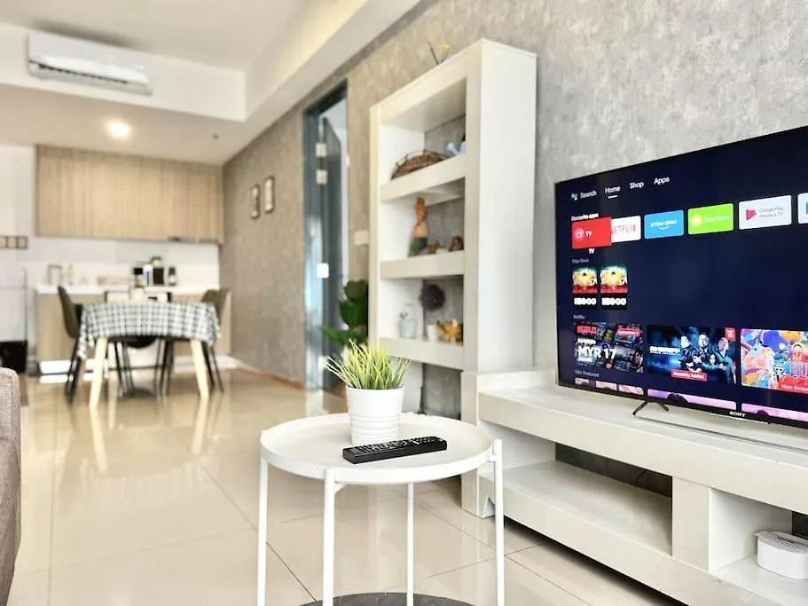 Tropicana 218 Macalister #Homely #Georgetown #Infinity Pool #Near Island Hospital #6Pax #2Br 2Bath #2Queen 2Single #Quality Well Maintained #Private Host 0*, ג'ורג' טאון