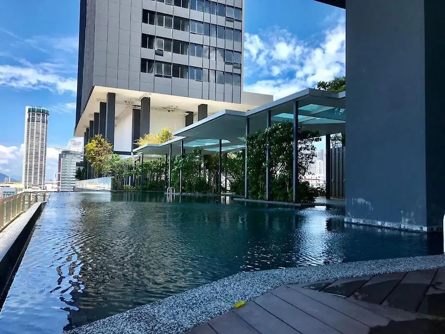 Tropicana 218 Macalister #Homely #Georgetown #Infinity Pool #Near Island Hospital #6Pax #2Br 2Bath #2Queen 2Single #Quality Well Maintained #Private Host 0*, ג'ורג' טאון מלזיה