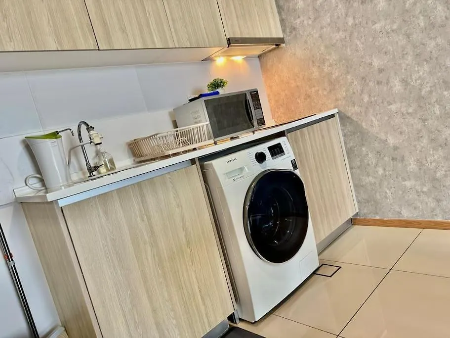 דירה Tropicana 218 Macalister #Homely #Georgetown #Infinity Pool #Near Island Hospital #6Pax #2Br 2Bath #2Queen 2Single #Quality Well Maintained #Private Host מלזיה